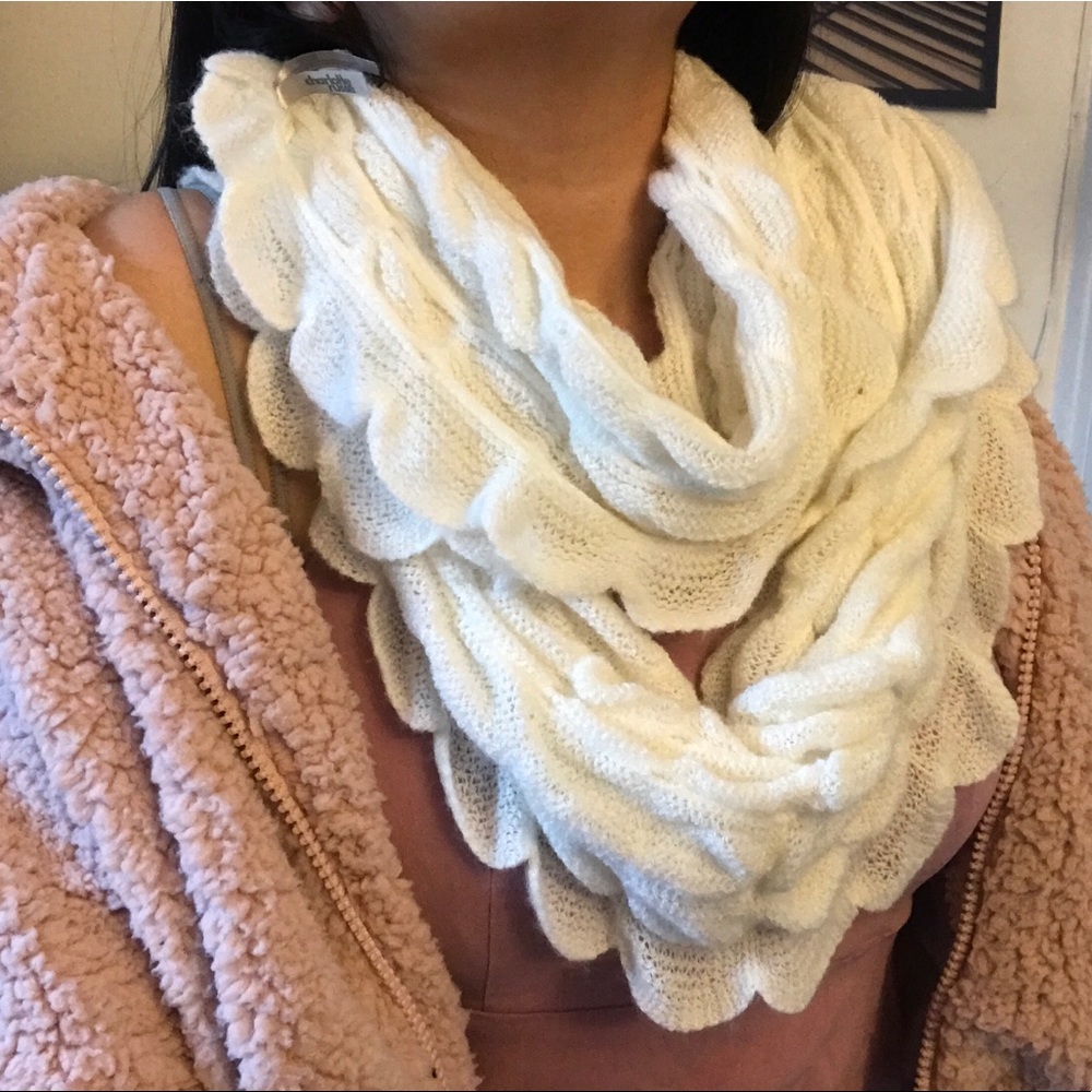 White Scallop Scarf 👼🏻💓💓